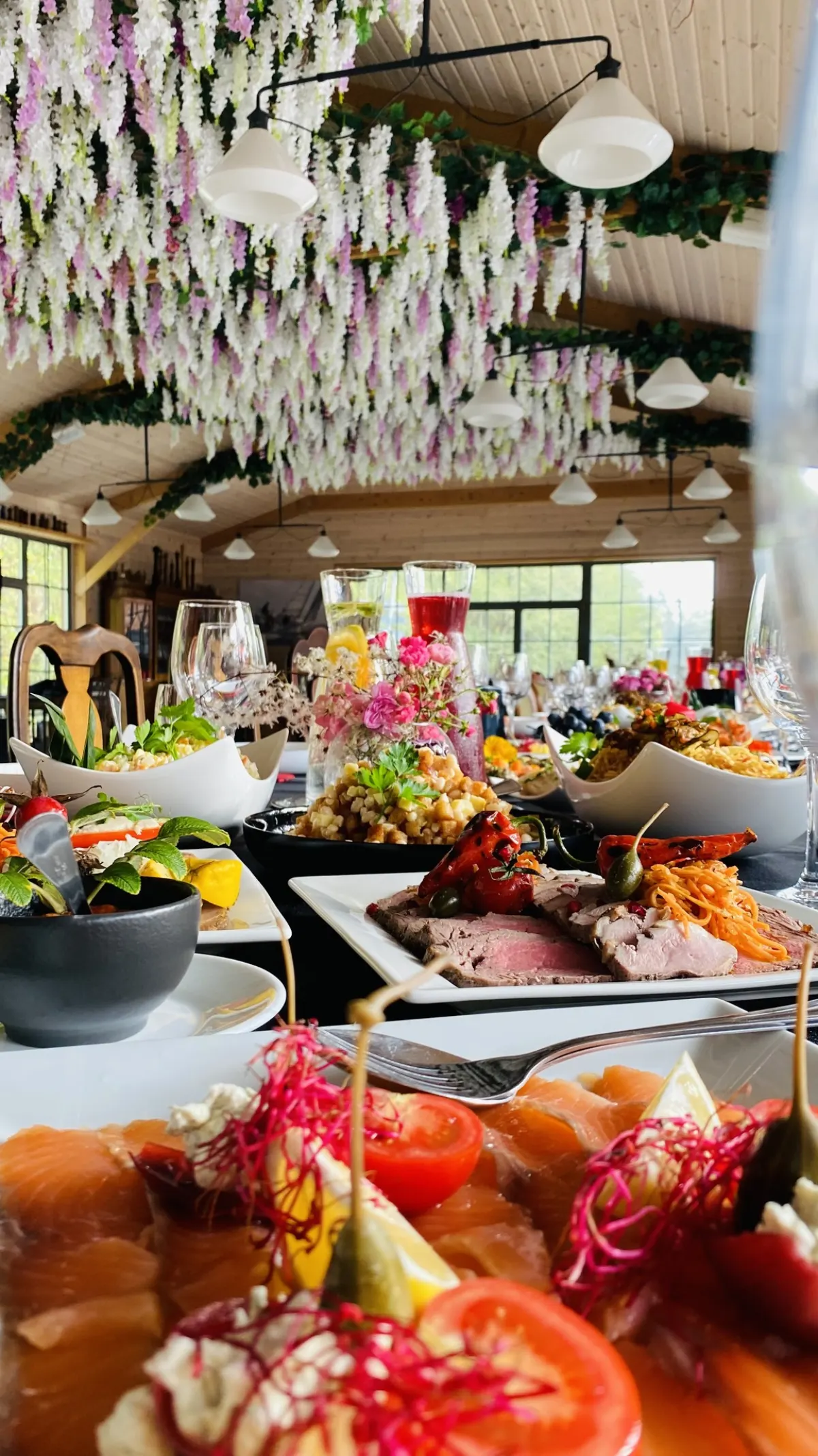 Šventinis stalas — užkandžiai, salotos, lašiša