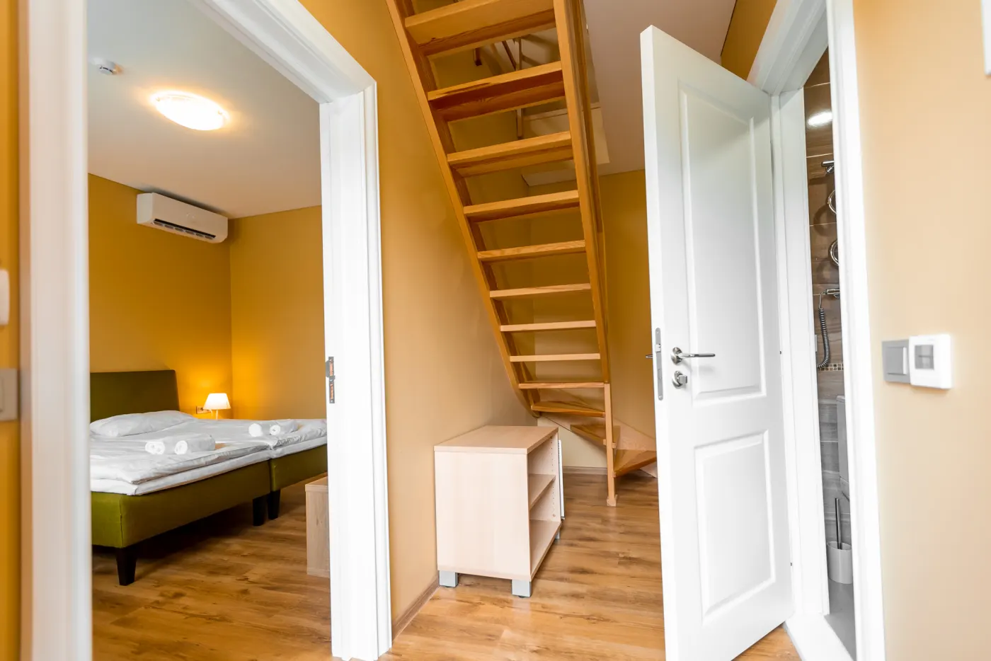 Vidaus laiptai į antrą aukštą